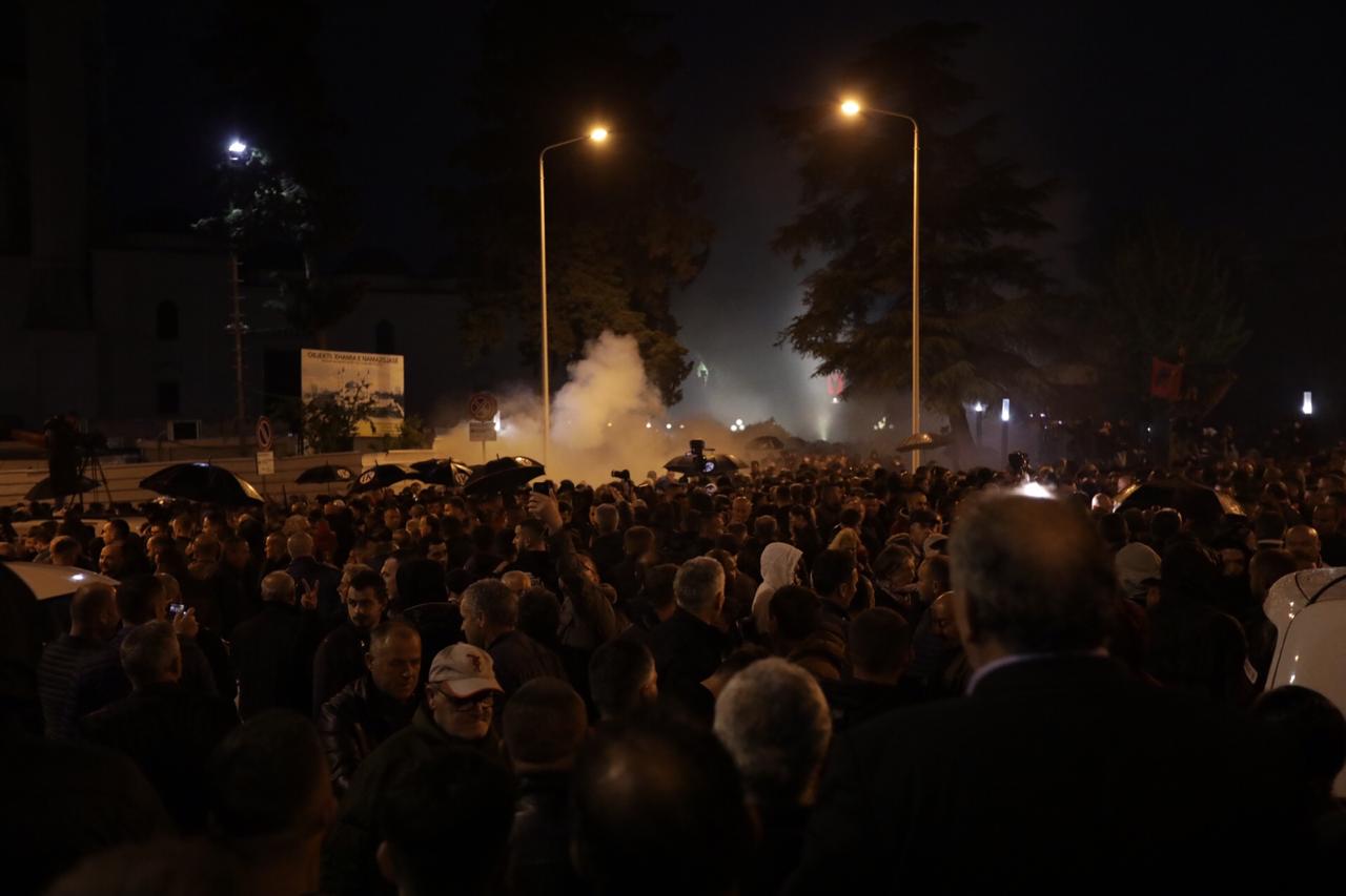 BIRN publikon videon: Policia sulmoi drejtpërsëdrejti gazetarët me ujë me presion