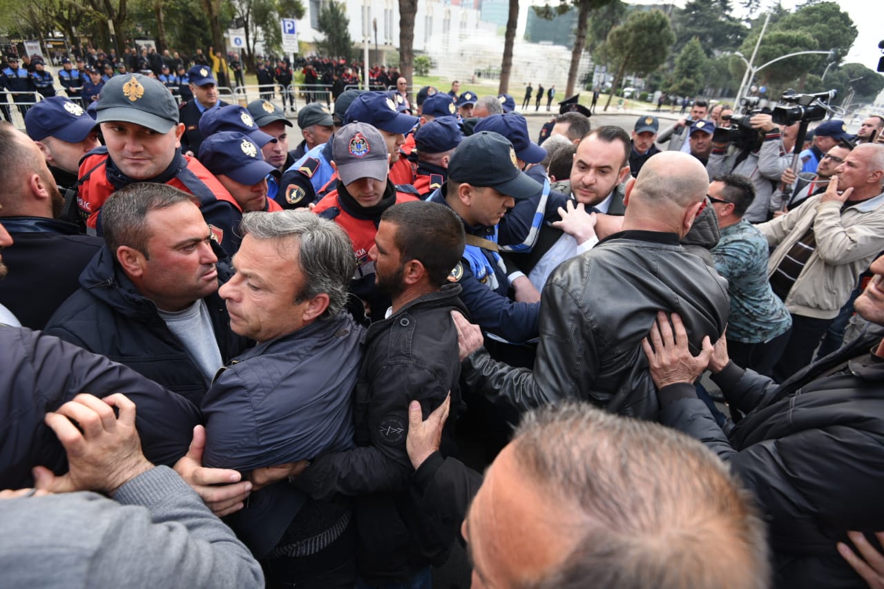 PROTESTA LIVE/ Disa protestues përplasen me policinë te Pedonalja