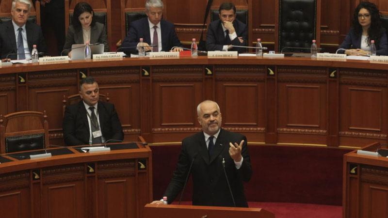 Rama ironizon Bashën: Nuk ndryshon qeveria me himnin stonaturë