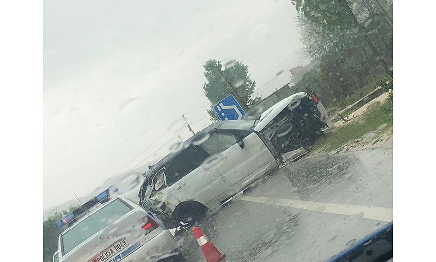 “Range Rover”-i del nga rruga, përplaset me shtyllën
