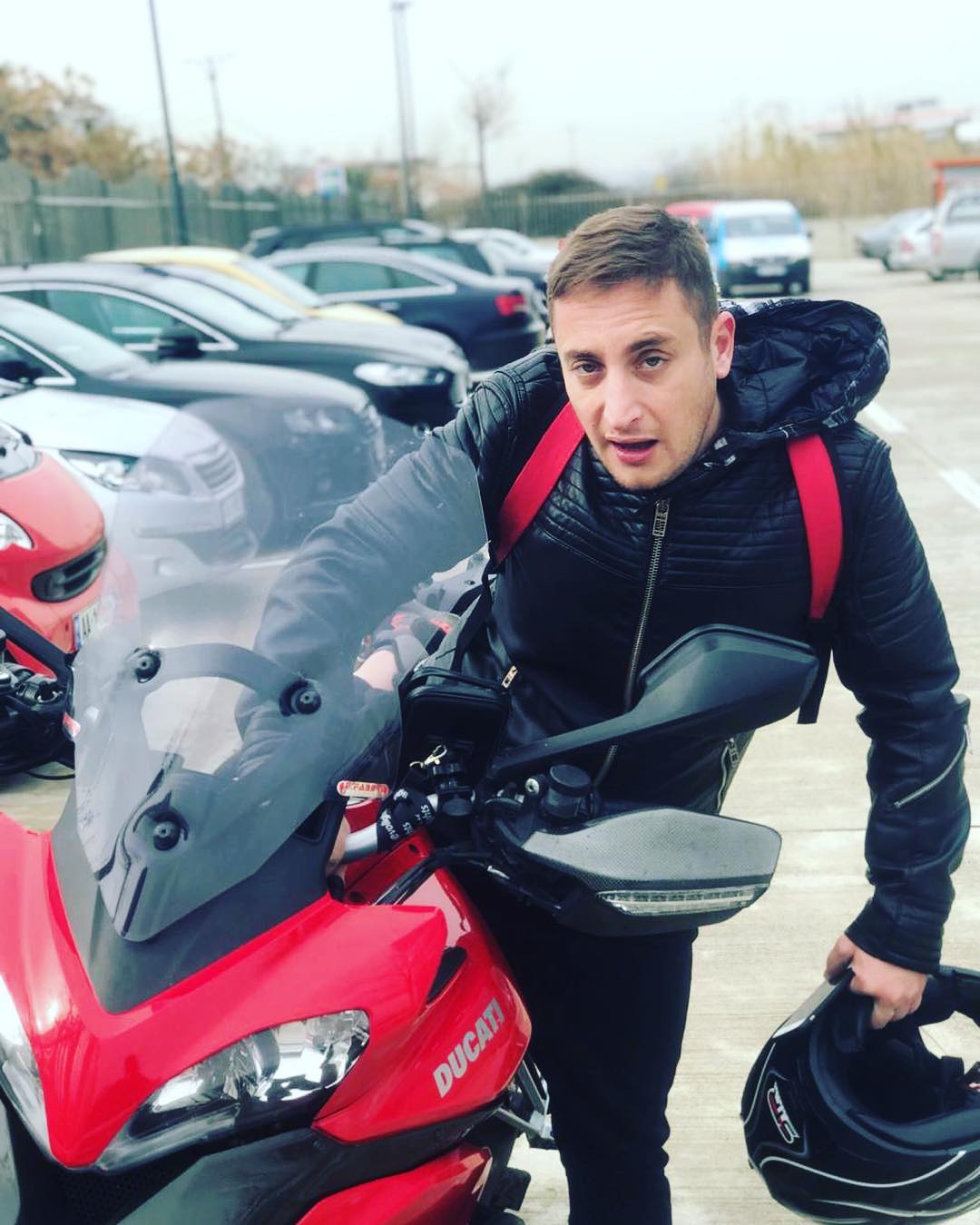 “Kur vjen ti shkëlqen “Top”-i”, Rezart Veleshnja dedikim special moderatores