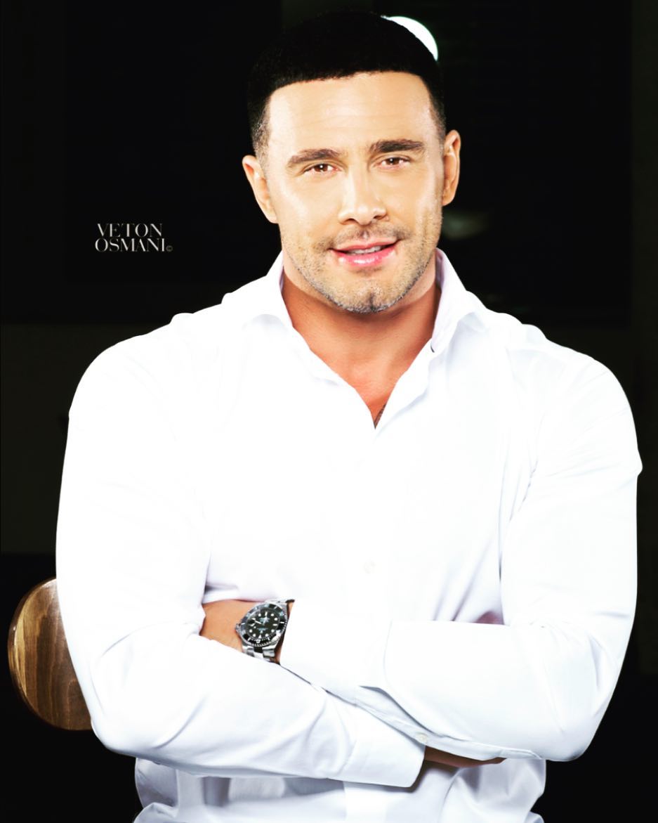 Robert Berisha publikon foton e 20 viteve në parë, mezi njihet