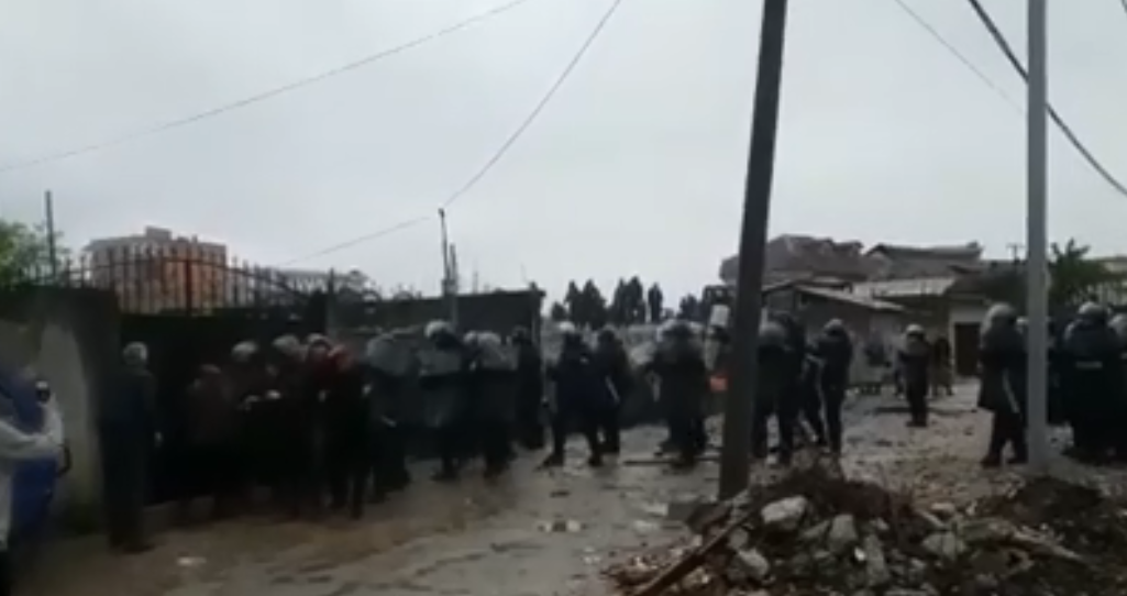 Tension te Bregu i Lumit/ Fadroma e policë në prishje të banesave, banorët të gjakosur (VIDEO)