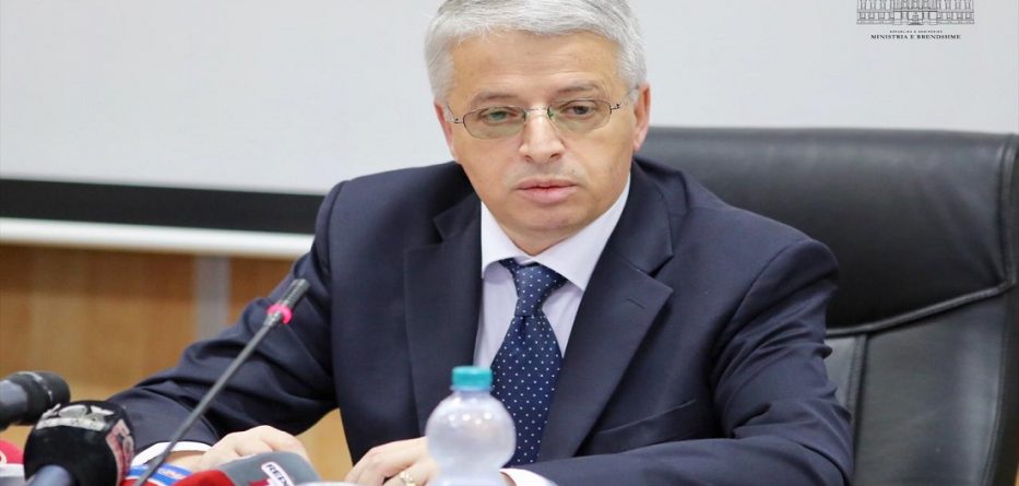 Grabitja në Rinas, paralajmërimi i Lleshajt: Do të ketë arrestime të tjera