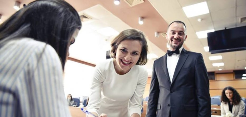 Si duket Ministrja e Arsimit gjatë celebrimit (FOTO)