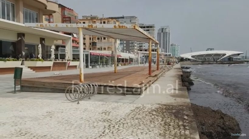 Durrës, shëtitorja “Taulantia” ka nevojë për ndërhyrje urgjente (VIDEO)