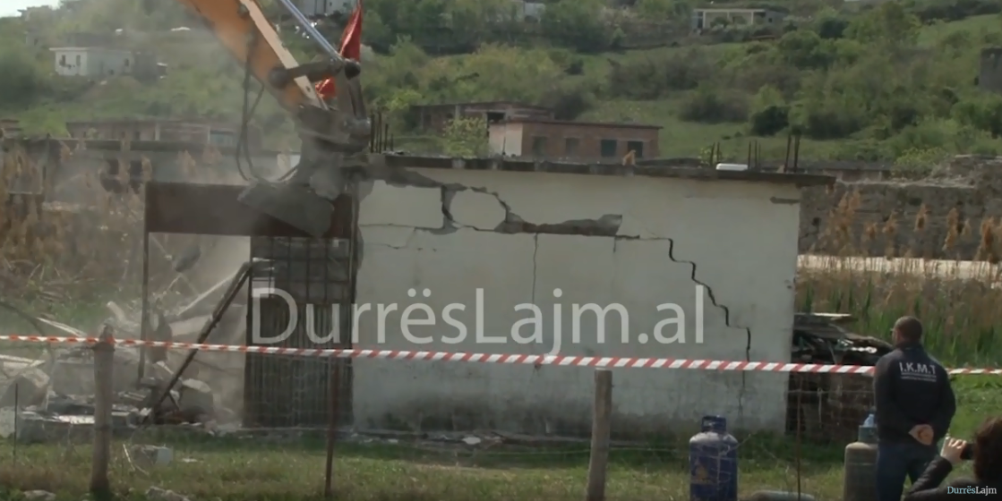 Durrës, familja mbetet në qiell të hapur, IKMT i prish shtëpinë pa kaluar 24 orë nga njoftimi (VIDEO)