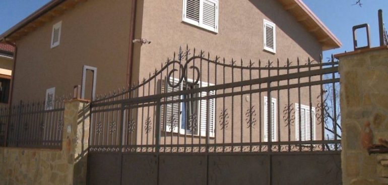 Vila e Admir Muratajt në Prezë/ Si i vëzhgonte grabitjet në Rinas me dylbi