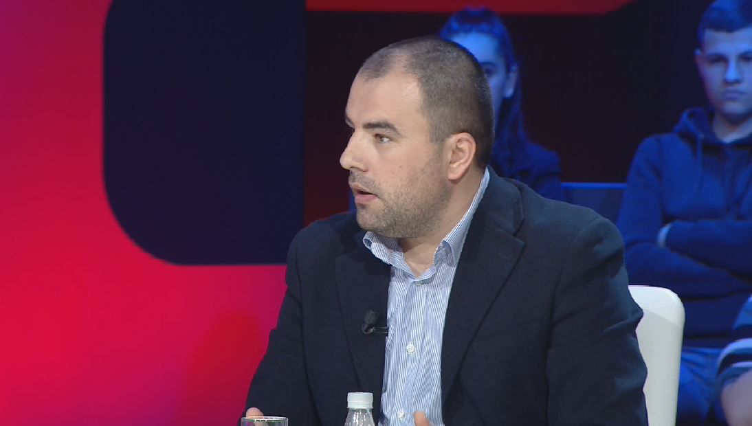 Një ish-polic në kërkim për grabitjen në Rinas