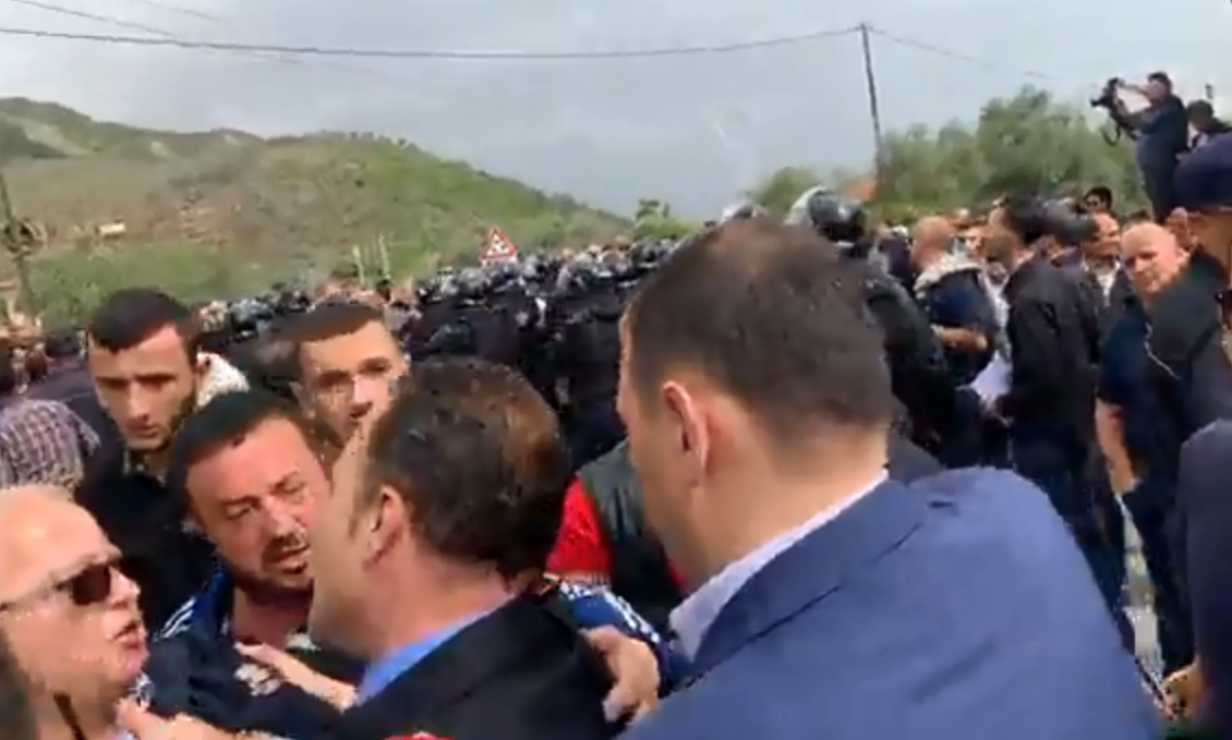 Rama udhëton drejt Elbasanit, protestuesit i bllokojnë rrugën, përplasje fizike me policinë (VIDEO)
