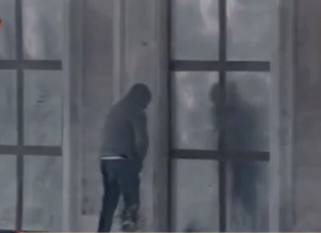 Bashkia gjobit PD-në me 20 mijë lekë për urinim tek kryeministria