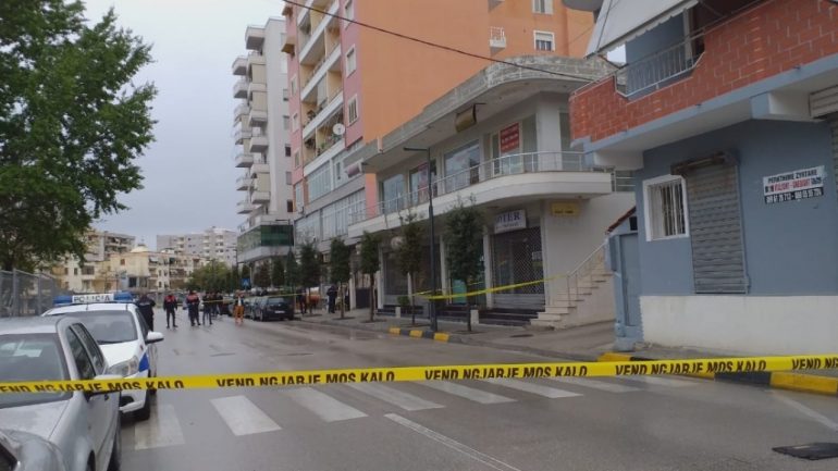 Kryhet shpërthimi i kontrolluar i pakos së dyshimtë të gjetur në rrugë