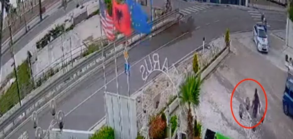 Me armë në qytet, i riu tenton ti shpëtojë policisë, arrestohet (VIDEO)