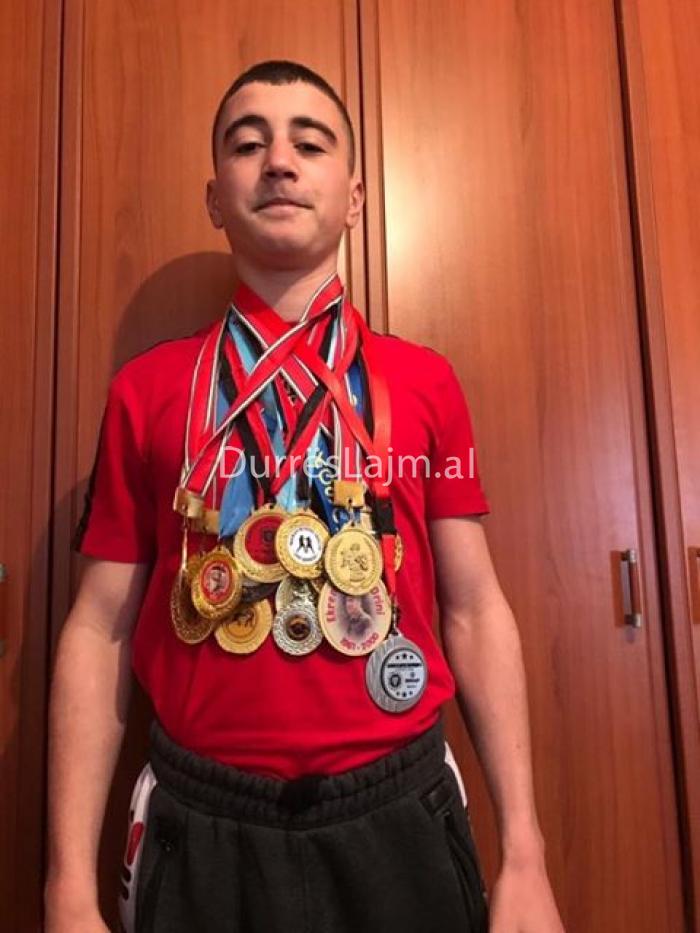Adoleshenti nga Durrësi do të përfaqësojë Shqipërinë në Kampionatin Evropian të boksit (FOTO & VIDEO)