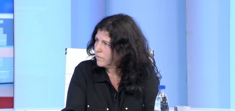 I vdes burri e djali, gruaja kërcënohet në emision nga kunata: Do të vi aty b*shtër e m*tit