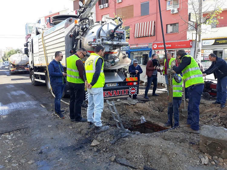VIDEO/ Nis puna për zhbllokimin e kolektorëve në gjithë Durrësin. Së shpejti 3 herë më shumë ujë