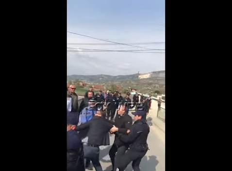 Ish-deputeti i PD-së tërhiqet zvarrë nga policia (VIDEO)