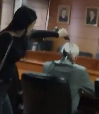 Studentët sulmojnë me bojë rektorin në Shkodër