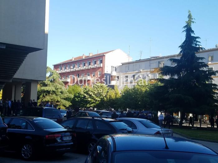 Qindra demokratë mblidhen në Durrës në pritje të Bashës