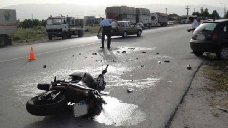Makina përplas motoçikletën dhe largohet nga vendngjarja, rëndë drejtuesi