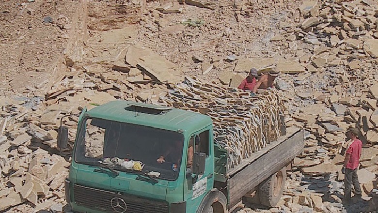 Transportonin pllaka guri dekorativ nga Mali i Tomorrit, dy në pranga