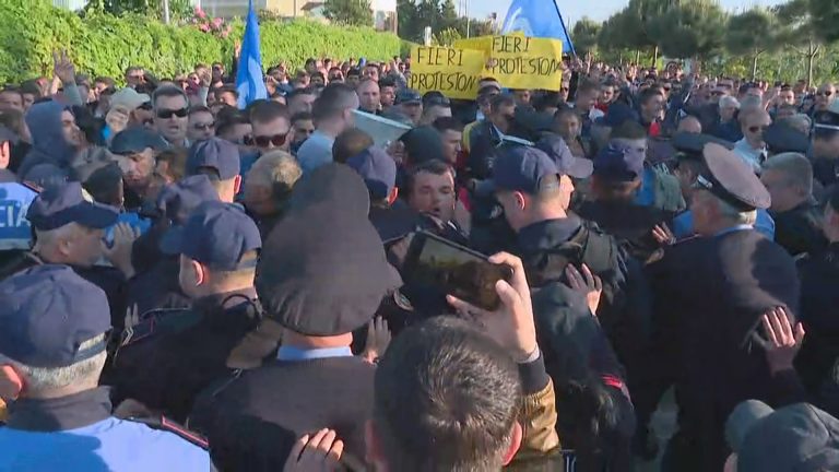 Protesta e opozitës, konfrontime në Fier, debate në Gjirokastër