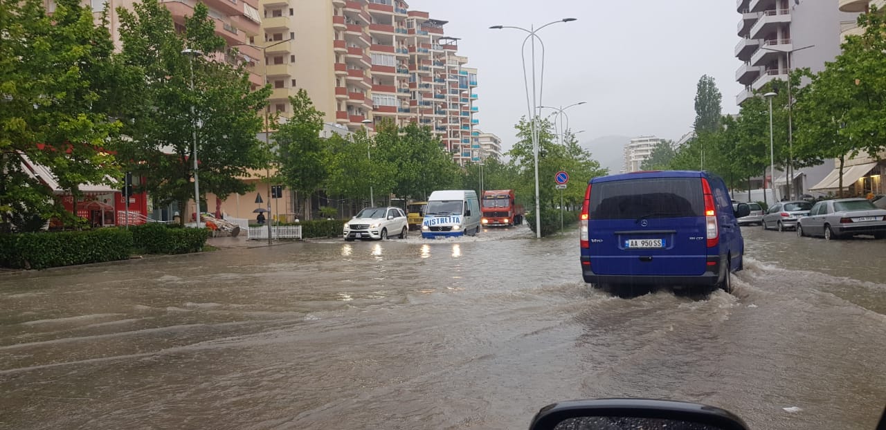 Moti i keq, përmbytet Vlora (FOTO)
