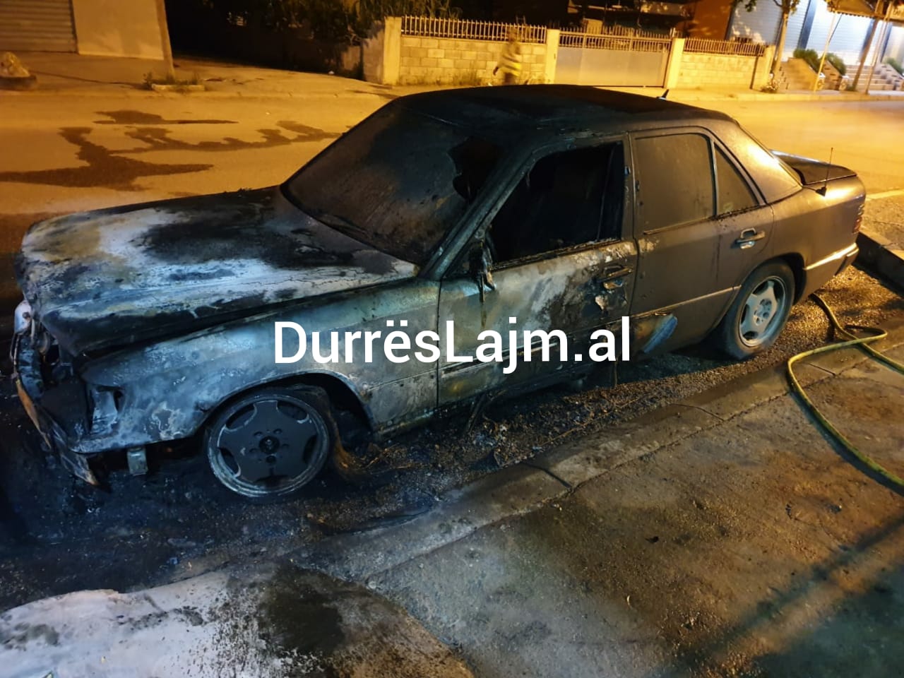 “Benz”-i që u dogj plotësisht në Durrës (VIDEO+FOTO)