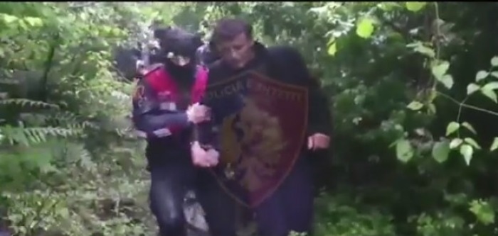 VIDEO/ Vrau për të marrë hakun e prindërve, 42-vjeçari me pranga në duar e kokën ulur