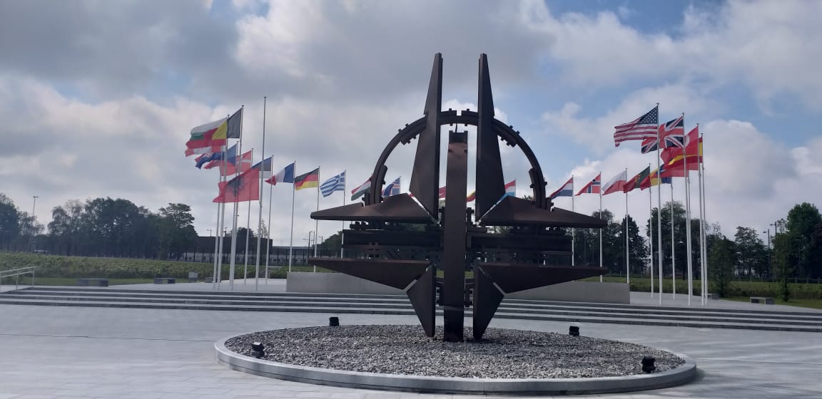 Flamuri shqiptar në selinë e NATO-s në gjysmë shtizë (FOTO)