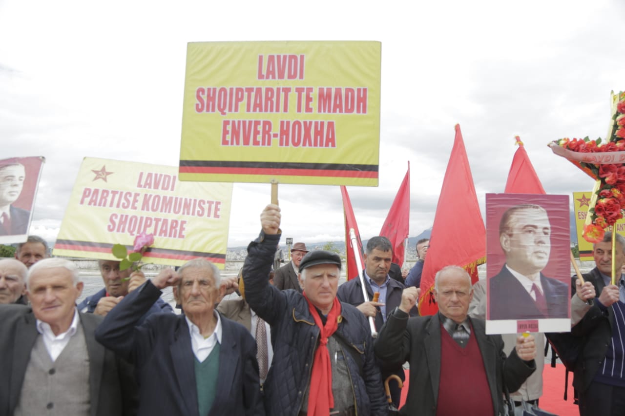 Komunistët provokojnë sërish, homazhe më foton e Enver Hoxhës