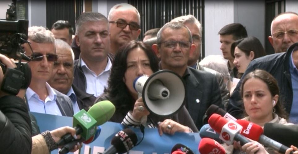 Sindikatat e Arsimit në protestë: Boll me drejtorë politikë dhe ministra të importuar!