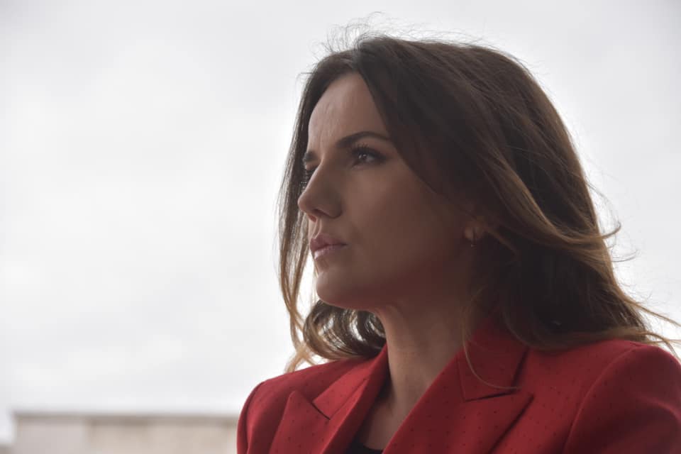 Rudina Hajdari doli kundër protestës, “masakrohet” në rrjet: Je turpi i demokratëve, e shitur te Rama