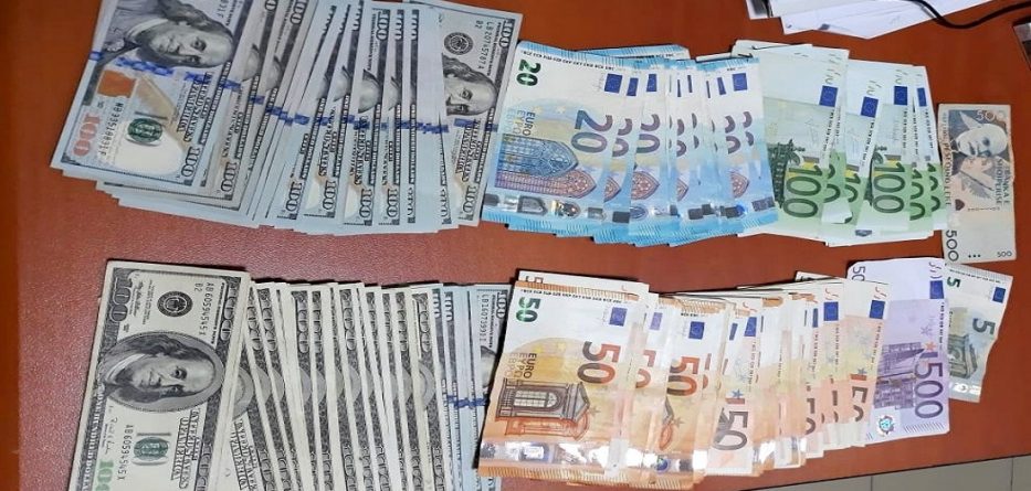 Sekuestrohen shuma të konsiderueshme parash në doganën e Kapshticës