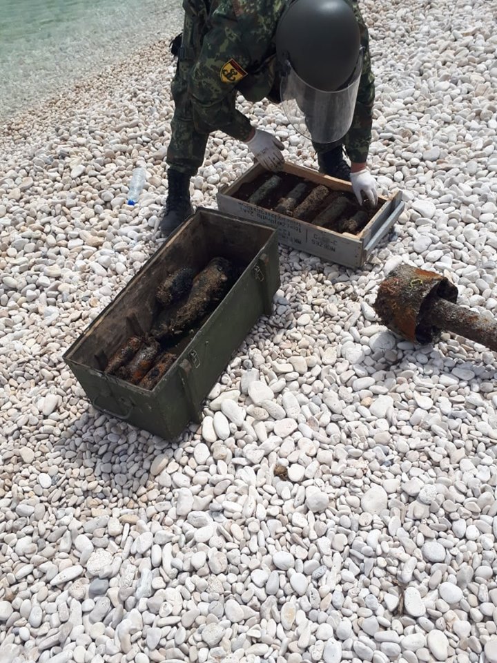 Nxirren nga deti 12 predha dhe 1 bombë nga Lufta II Botërore