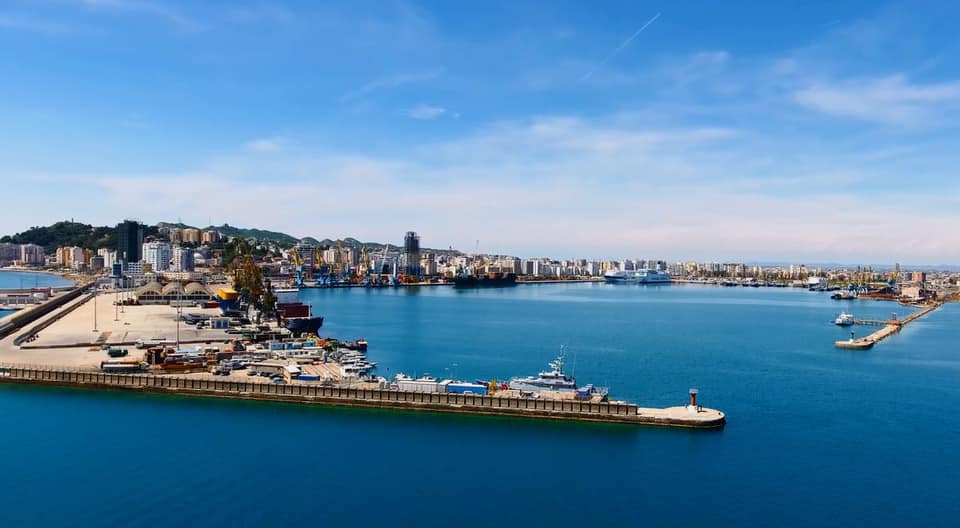 Durrës, në një muaj 44 mijë pasagjerë dhe 14 mijë automjete në port