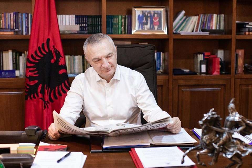 Presidenti Meta apel të fortë: Të marrin fund goditjet ndaj medias