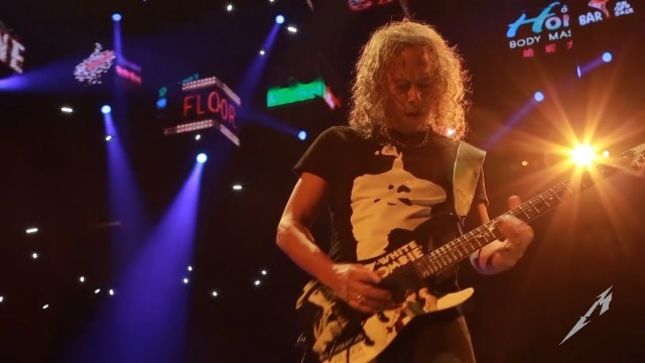 Metallica performon në shi, kitaristi rrëzohet në skenë gjatë koncertit (VIDEO)