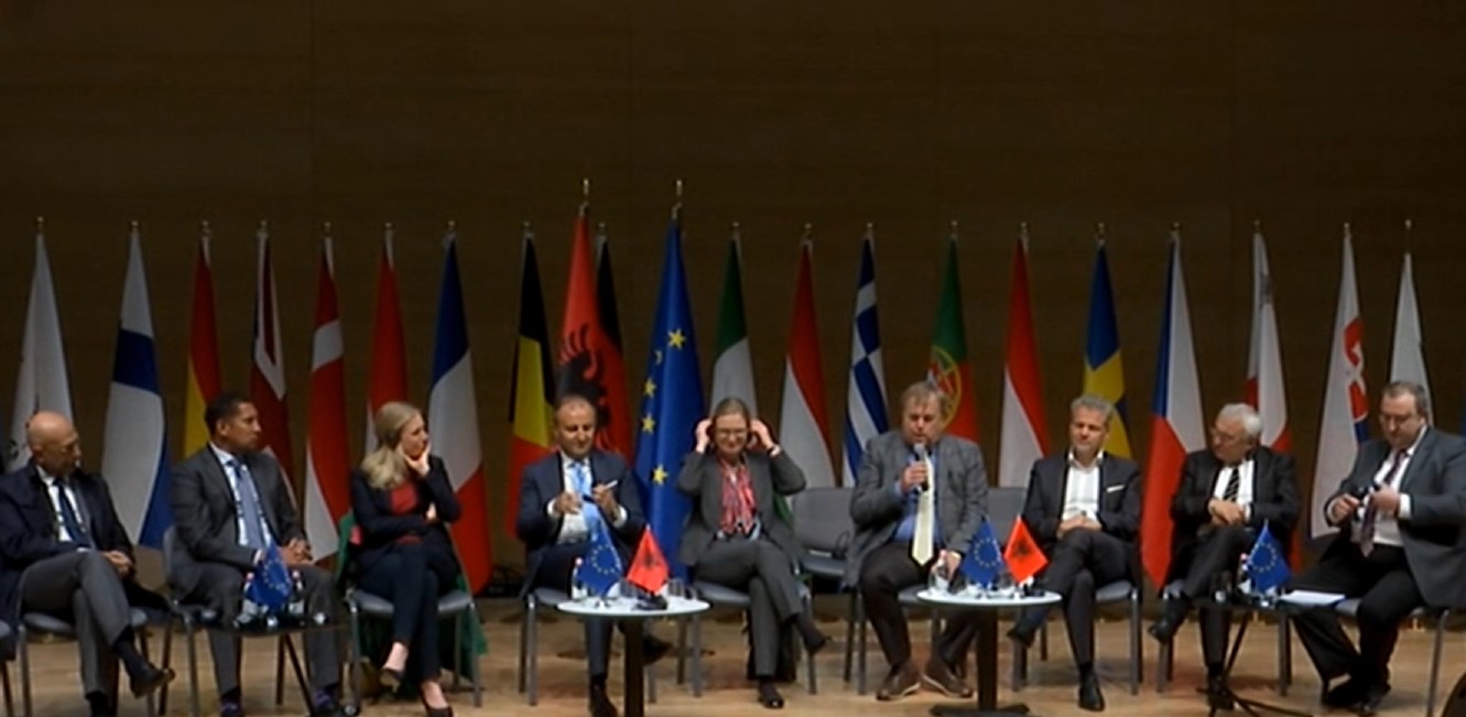 Ambasadori i Austrisë thirrje të rinjve shqiptarë: Mos mendoni vetëm të emigroni