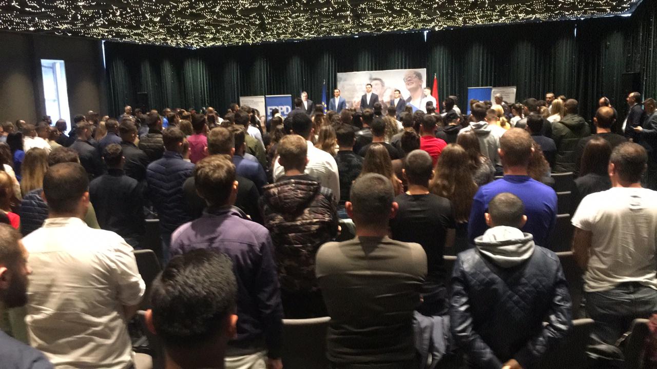 Homazhet, Rama: Në vend të fustanit të nusërisë, Zarifen po e përcjellim mbështjellë me flamurin