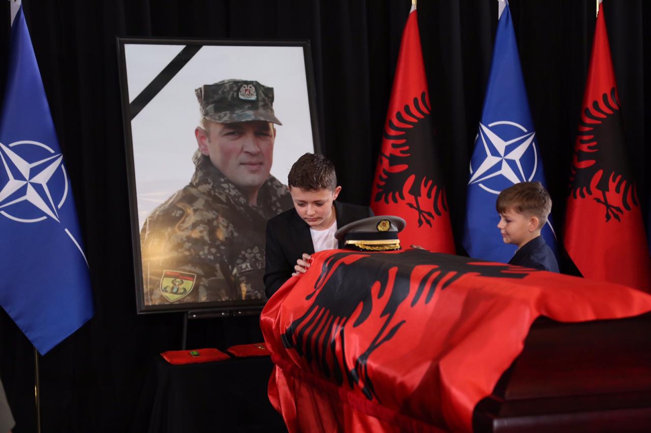 Momente drithëruese në homazhet e Klodian Tanushit, prekin 3 fëmijët e mitur