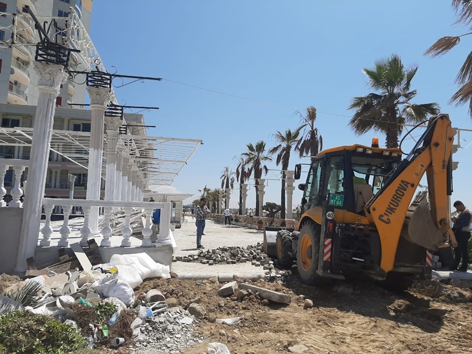 Durrës, Policia Bashkiake dhe IMTV shembin ndërtimin pa leje. Pengonte ndërtimin e shëtitores bregdetare (FOTO)