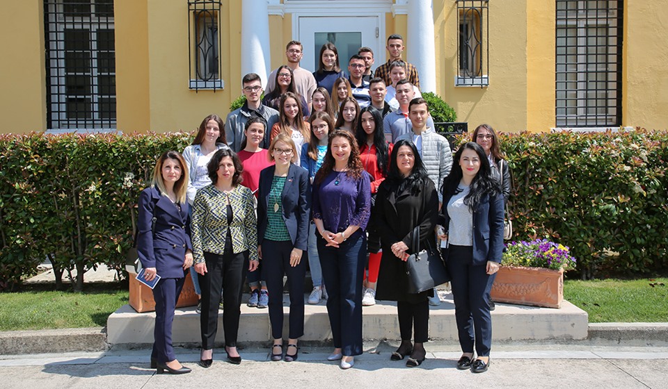 Një grup nxënësish të gjimnazit “Gjergj Kastrioti” në Durrës vizitojnë Ambasadën Amerikane (FOTO)