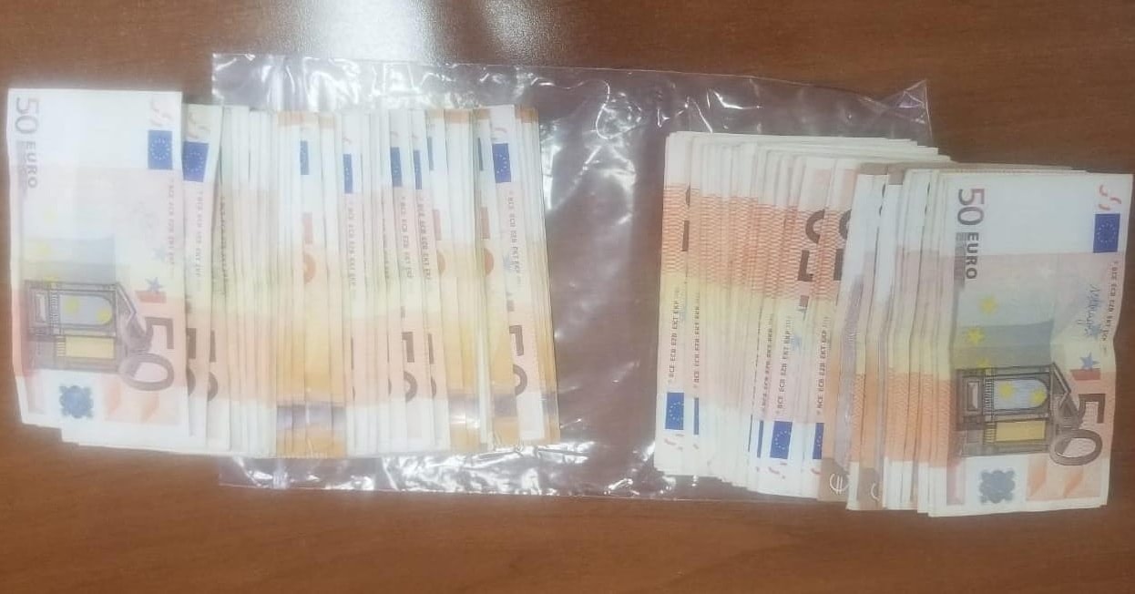 Arrestohen dy punonjës në Rinas, vidhnin para në bagazhet e pasagjerëve