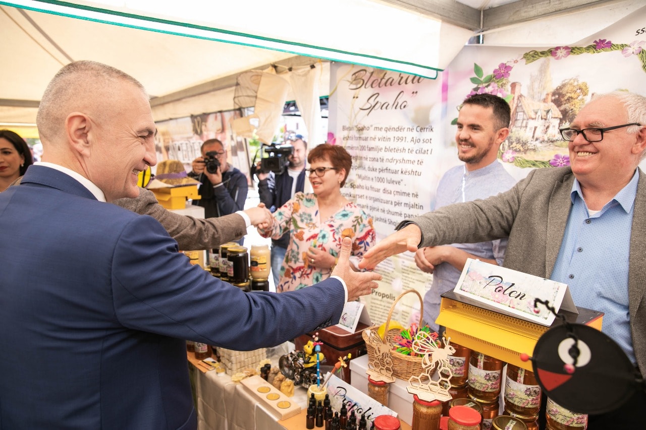 Presidenti Meta apelon që të nxitet prodhimi vendas