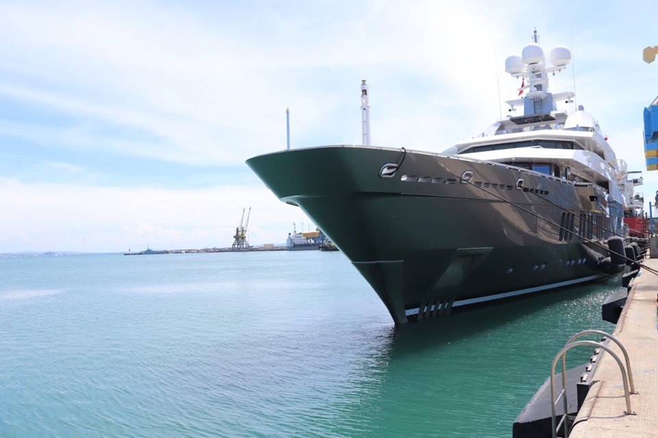 Durrës, mbërrin në port superjahti revolucionar 72 metra i gjatë (FOTO)
