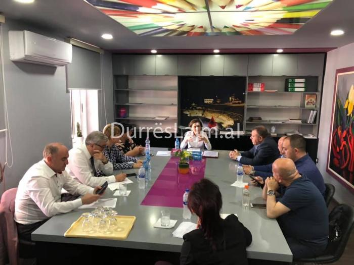 Ministrja Shahini takohet me deputetë dhe drejtues të PS-së Durrës (FOTO)