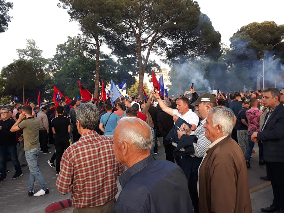 Protesta e opozitës, 500 balona drejt qiellit me një mesazh