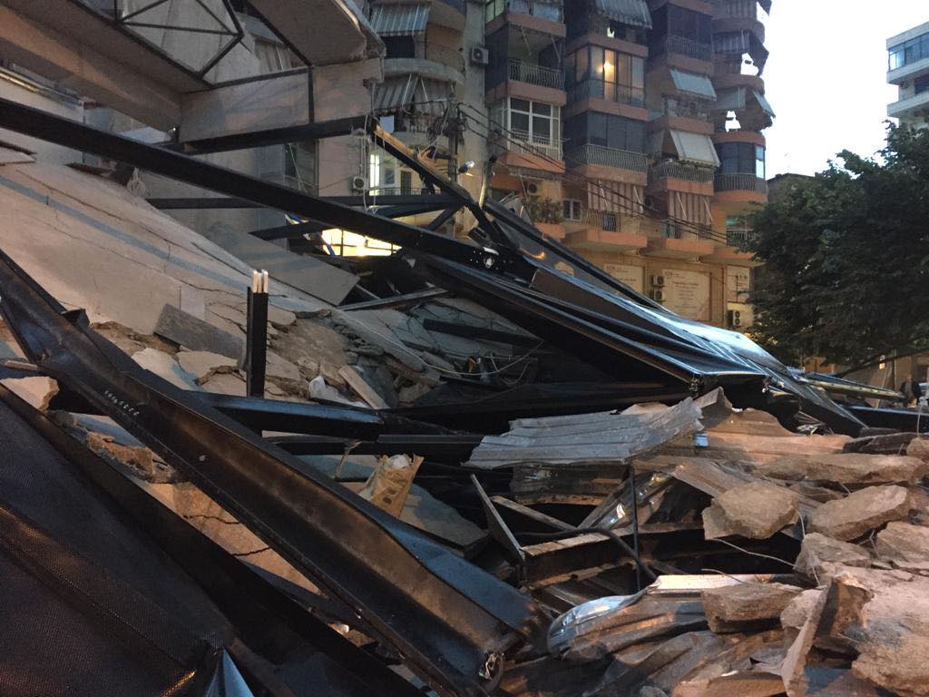 Policia i shemb ndërtesat, pronarët ngujohen brenda (FOTO)