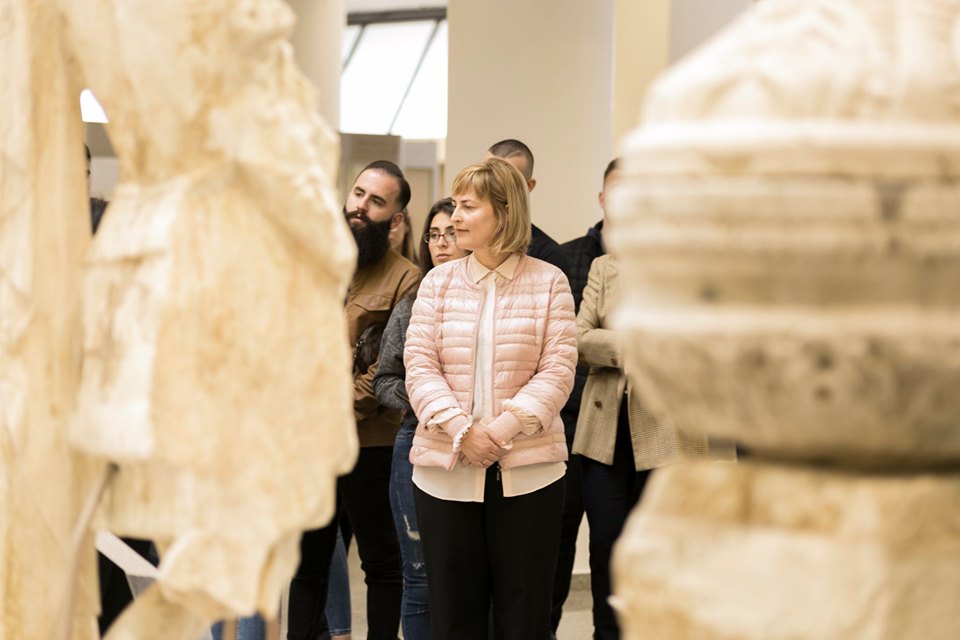 Durrës, Valbona Sako e nis ndryshe javën, kërkon motivimin në… muze! (FOTO)